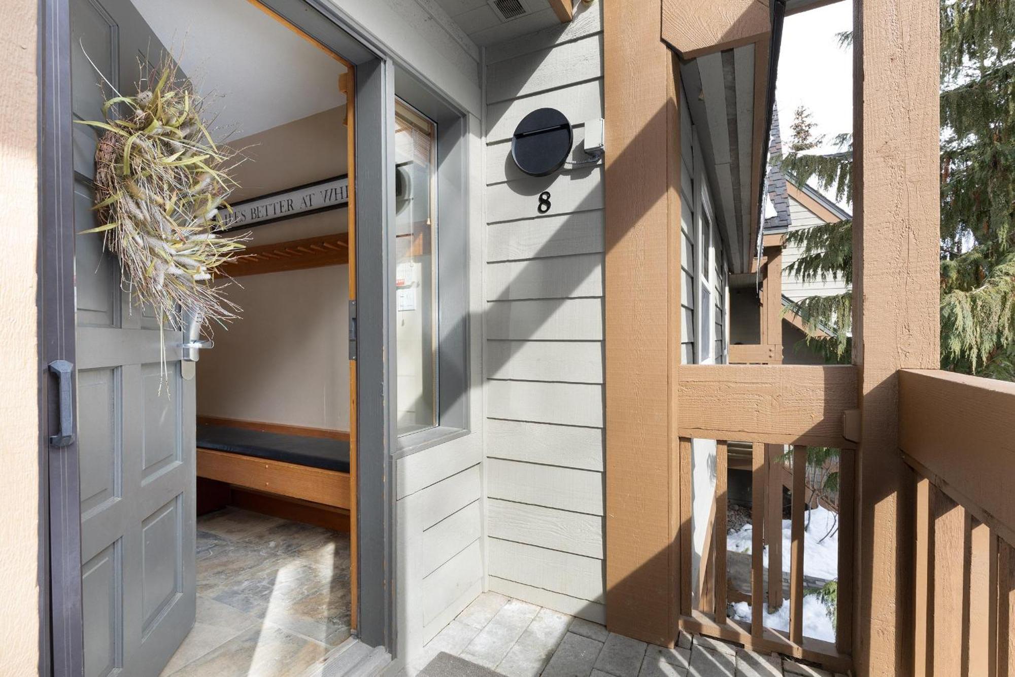 Alpine Greens 8 | Bright Townhome Near Blackcomb, Walk Or Shuttle To Skiing, Secure Parking Whistler Exterior photo