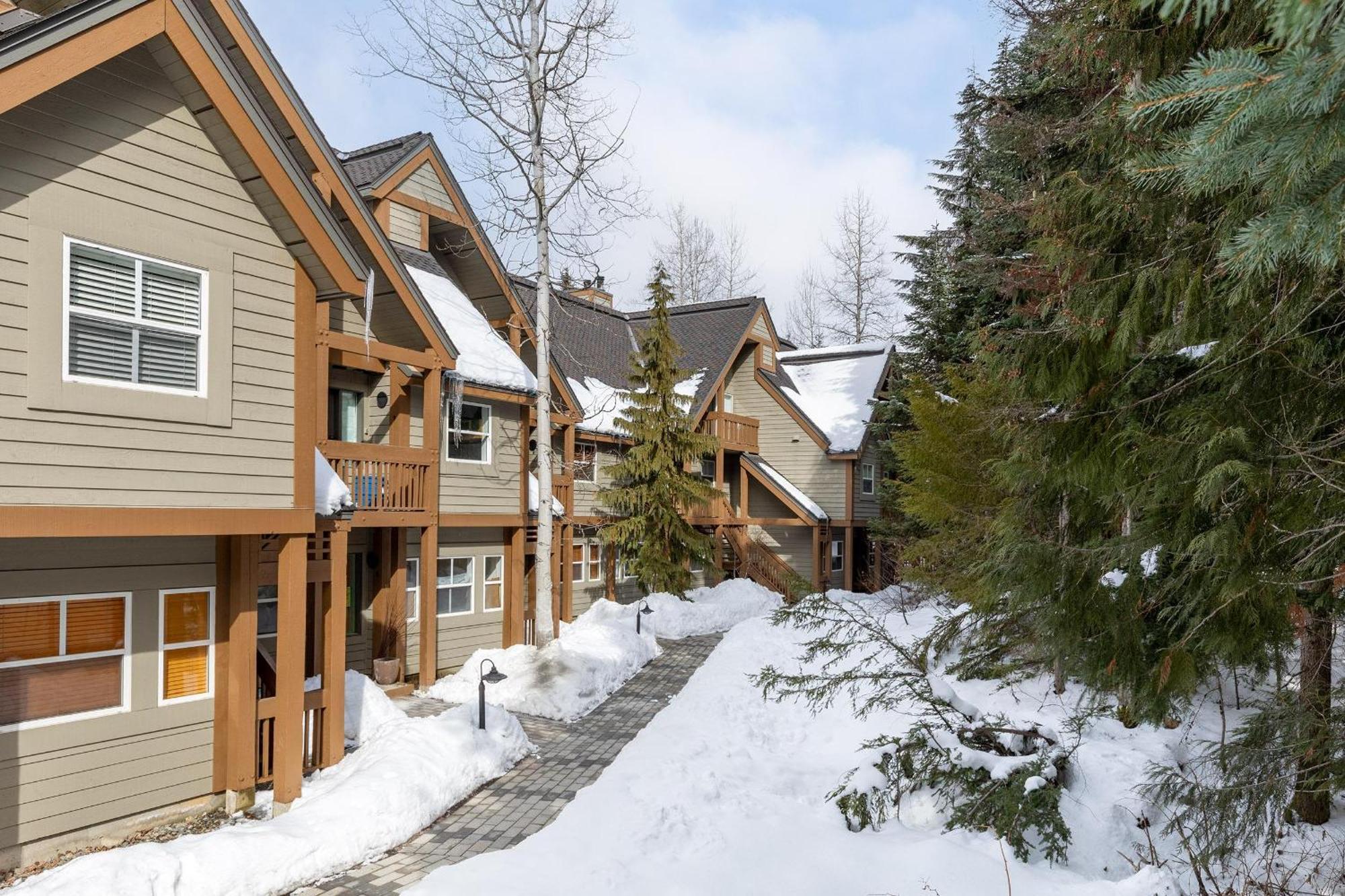 Alpine Greens 8 | Bright Townhome Near Blackcomb, Walk Or Shuttle To Skiing, Secure Parking Whistler Exterior photo
